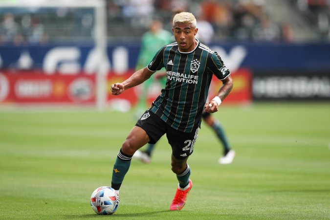 Julián Araujo durante su etapa en el LA Galaxy.