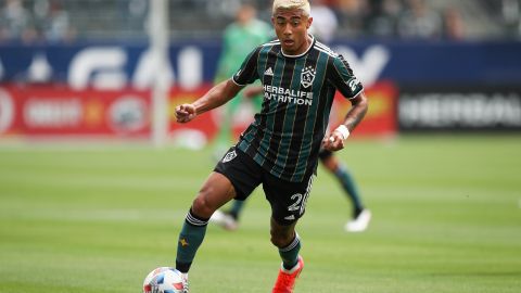 Julián Araujo durante su etapa en el LA Galaxy.