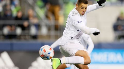 Javier 'Chicharito' Hernández controlando un balón.