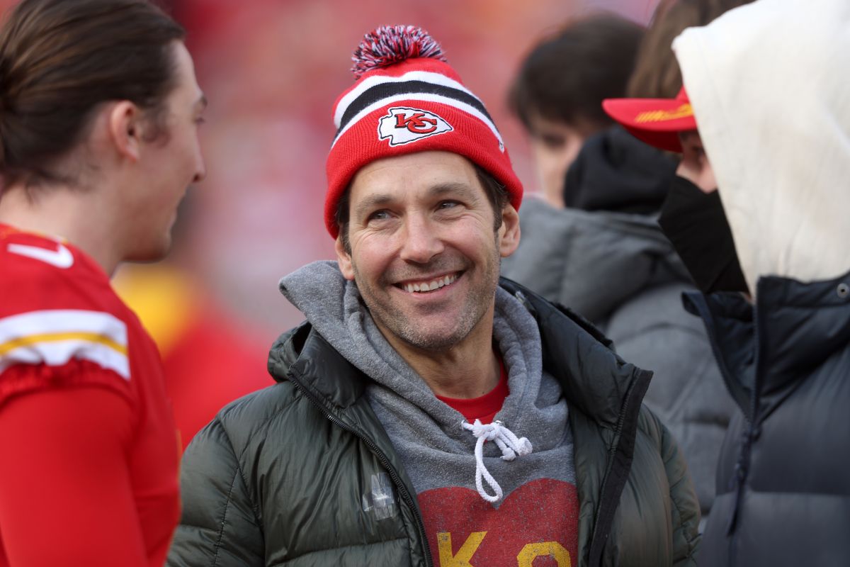 GA alumni Brian Klugman '93 and Bradley Cooper '93 gave the EAGLES