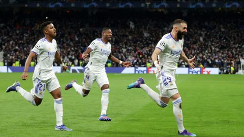 David Alaba y Rodrygo corriendo detrás de Benzema.