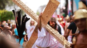 VIDEO: Hombre se disfraza de Jesús, carga una cruz hecha de cajas de cerveza y desata polémica en la web