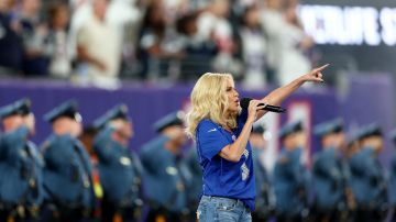 La actriz Kristin Chenoweth interpreta el himno nacional antes del partido entre los Dallas Cowboys y los New York Giants en el MetLife Stadium el 26 de septiembre de 2022.