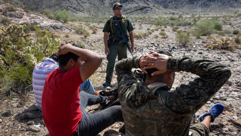 Rancheros de Arizona se han quejado del paso de inmigrantes y narcos por sus ranchos.