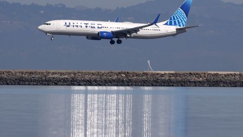 Revelan que vuelo de United cayó en picada tras despegue, a 800 pies del mar, pero milagrosamente evitó el impacto