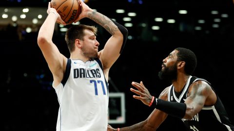 Luka Doncic (izquierda) y Kyrie Irving (derecha) disputando un balón en la NBA.