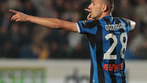 Merih Demiral defensor del Atalanta de Italia.