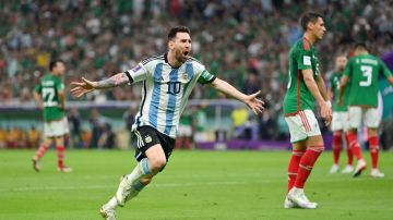Messi celebra el gol que le marcó a México en la Copa del Mundo.