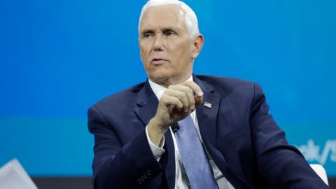 Mike Pence reconoció su responsabilidad en el manejo de documentos clasificados.