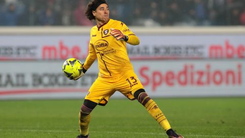 Guillermo Ochoa, arquero mexicano, jugando con el Salernitana de la Serie A de Italia.