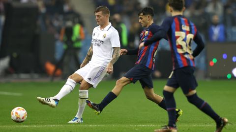Toni Kroos y Pedri en el Clásico disputado en enero en Arabia Saudita.