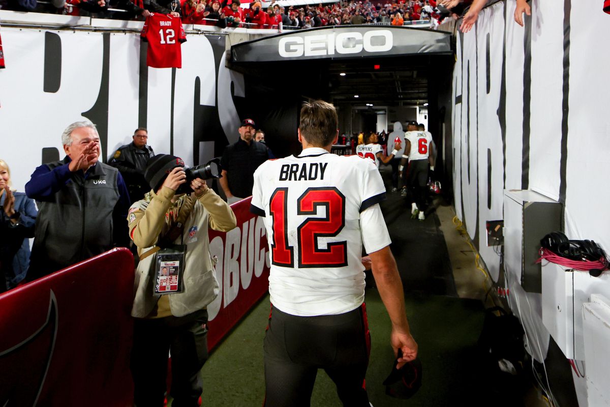 Tom Brady abandona la cancha por última vez, el 16 de enero de 2023 en Tampa. /Foto: Mike Ehrmann/Getty Images