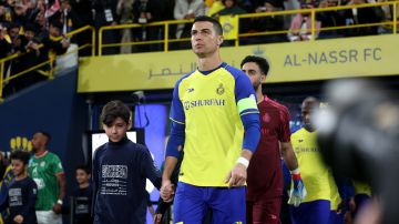 Cristiano Ronaldo saliendo a la cancha en un partido del Al Nassr.
