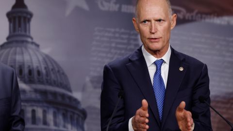 Rick Scott sigue cambiando su plan de 12 puntos para negociar el límite de la deuda de EE.UU.