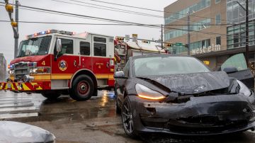 Muere conductor de Tesla tras chocar contra camión de bomberos en autopista del norte de California