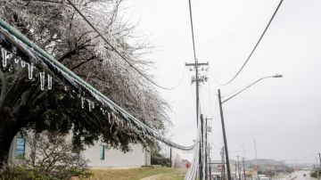 Tormenta invernal azota sur de EE.UU., deja al menos 9 muertos y miles de personas en Texas bajo cero sin electricidad