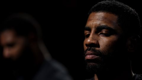 Kyrie Irving antes de un partido contra los Boston Celtics.