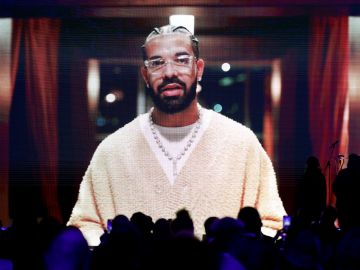 Drake aparece a través de un video durante la 65ª entrega de los Premios GRAMMY.