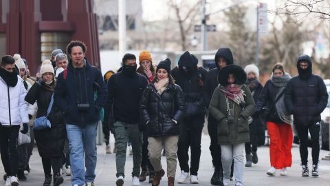 Residentes de NY se protegen de las bajas temperaturas y los fuertes vientos.