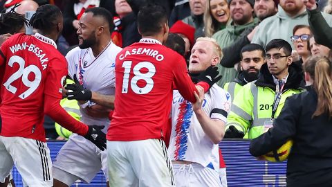 Casemiro ahorcando a Will Hughes.