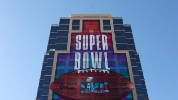 Edificio con señalización del Super Bowl LVII en Phoenix, Arizona.