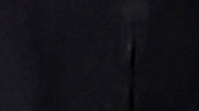 Donna Kelce, con un jersey de Eagles y Chiefs, les entrega galletas a sus hijos Jason (izq.) y Travis.