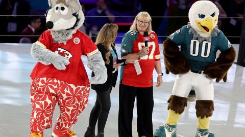 Donna Kelce (C), madre de Jason Kelce de los Philadelphia Eagles y Travis Kelce de los Kansas City Chiefs durante la noche de apertura del Super Bowl LVII.