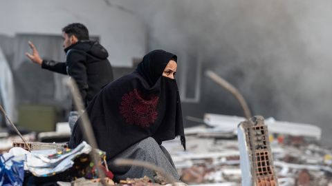 VIDEO: Más de 35,000 muertos por los terremotos en Turquía y Siria al cumplirse una semana de la tragedia