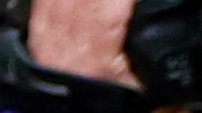 Magic Johnson (i) felicita a LeBron James (d) por haber roto el récord de puntos en la NBA.