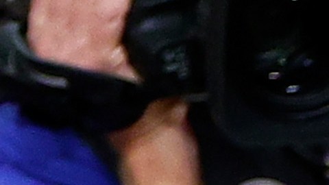 Magic Johnson (i) felicita a LeBron James (d) por haber roto el récord de puntos en la NBA.