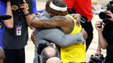 Magic Johnson (i) felicita a LeBron James (d) por haber roto el récord de puntos en la NBA.