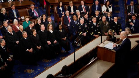 En su mensaje ante el Congreso, el presidente Biden pidió no recortar Medicaid ni el Seguro Social.