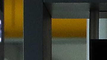 Un televisor muestra el desfile por el aniversario de la creación del ejército de Corea del Norte.