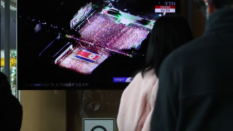 Un televisor muestra el desfile por el aniversario de la creación del ejército de Corea del Norte.