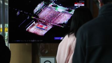 Un televisor muestra el desfile por el aniversario de la creación del ejército de Corea del Norte.