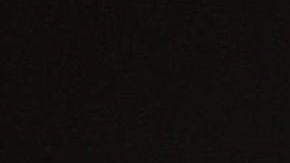 Lisa Guerrero y su libro en un evento durante la semana del Super Bowl LVII en Arizona.