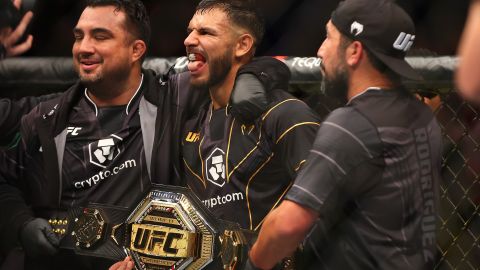 Yair Rodríguez celebra su campeonato mundial.