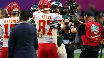Travis y Jason Kelce se funden en un abrazo después del Super Bowl.