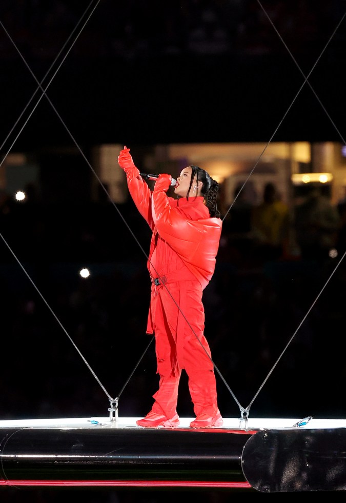 Rihanna en el medio tiempo del Super Bowl LVII en el State Farm Stadium. / Photo: Mike Coppola/Getty Images)