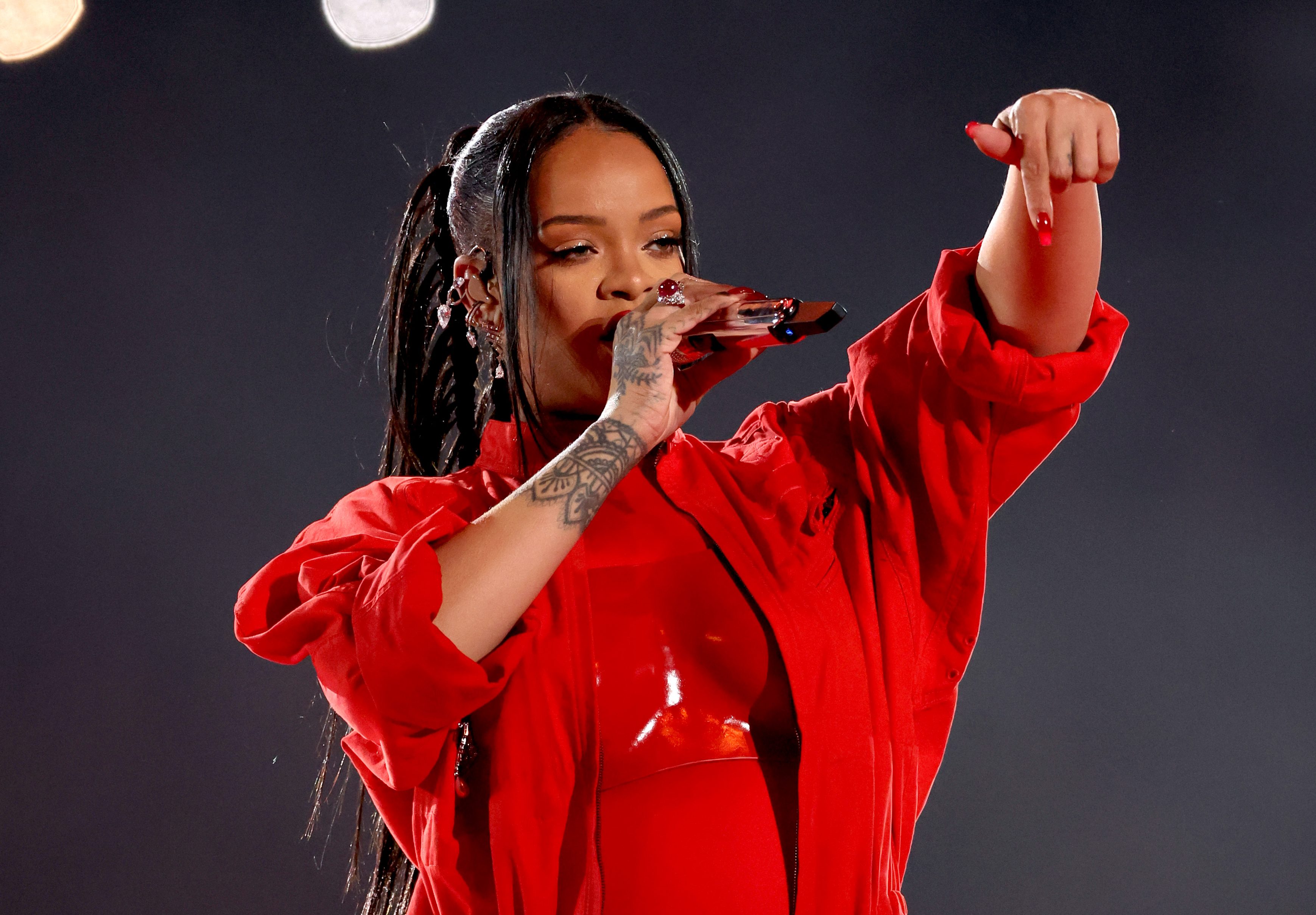 Rihanna is criticized for doing "the worst lipsyncing ever" at Super