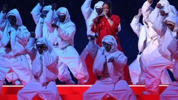 Rihanna se presenta en el escenario durante el Apple Music Super Bowl LVII