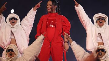 Rihanna presume segundo embarazo en el medio tiempo del Super Bowl.