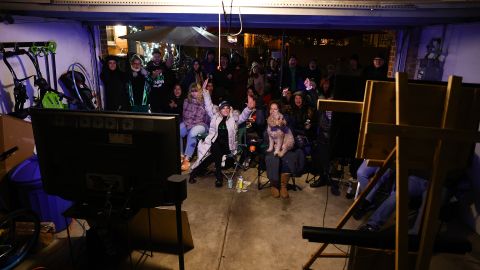 Aficionados disfrutando del Super Bowl LVII por televisión en Filadelfia.