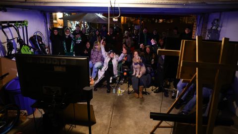 Aficionados disfrutando del Super Bowl LVII por televisión en Filadelfia.