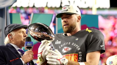 Travis Kelce con la copa del Super Bowl LVII.