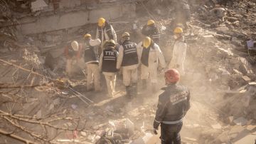 Milagro en Turquía: Difunden momento cuando niña es rescatada después de 178 horas bajo los escombros del terremoto