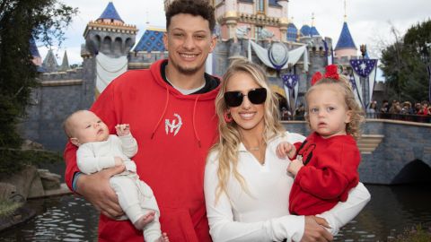 Patrick Mahomes en Disneyland con su familia tras ganar el Super Bowl LVII.