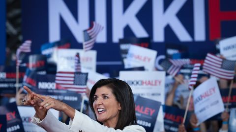 Nikki Haley llama a Donald Trump a dejar atrás “ideas obsoletas” y lanza críticas contra Joe Biden