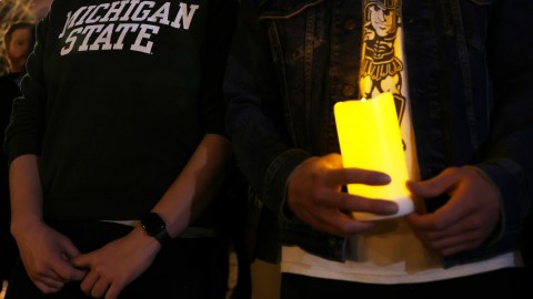 Aún con miedo tras tiroteo que dejó 3 estudiantes muertos, Universidad Estatal de Michigan reabrirá este lunes