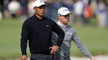 Tiger Woods junto a Justin Thomas.